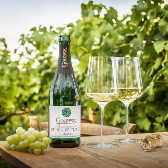 goldeck-sekt-gruener-vetliner-flasche-weingarten-800x555